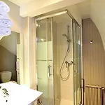 Hotel The Originals Access, Arum,