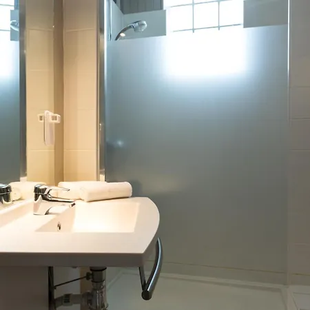 Hotel The Originals Access, Arum,