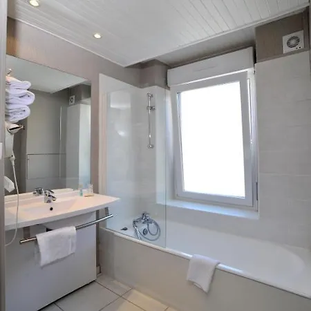 Hotel The Originals Access, Arum, 2*