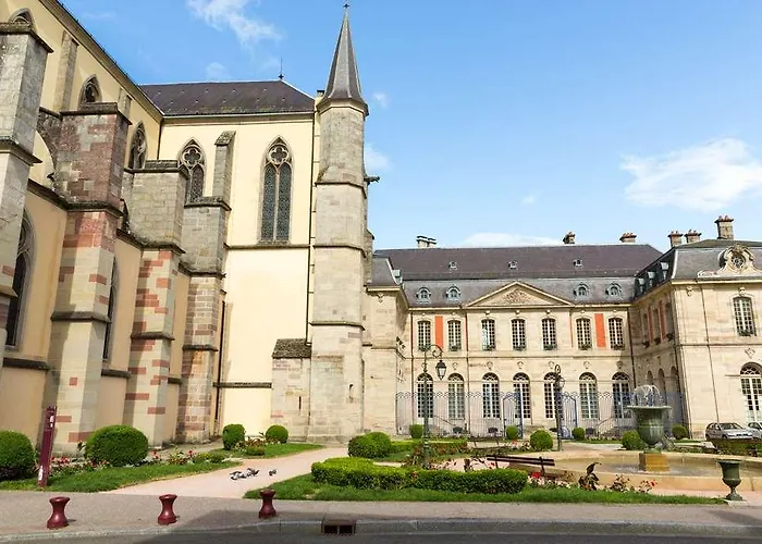 The Originals Access, Arum, Hotel