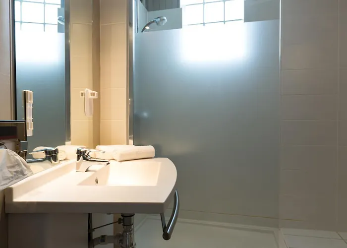 Hotel The Originals Access, Arum,