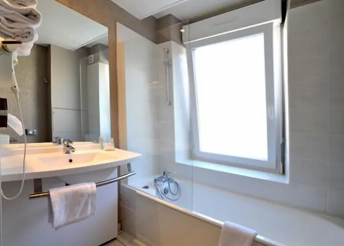 Hotel The Originals Access, Arum,